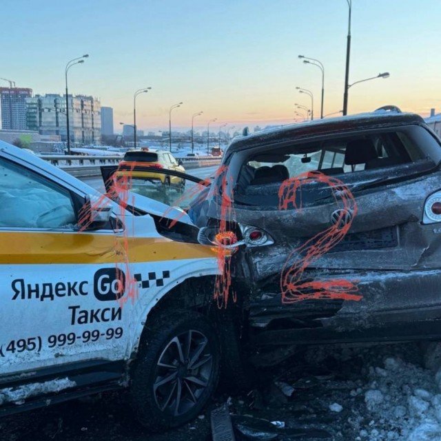 Таксист высадил пассажирку после ДТП на шоссе и запретил вызывать скорую, чтобы его не лишили прав