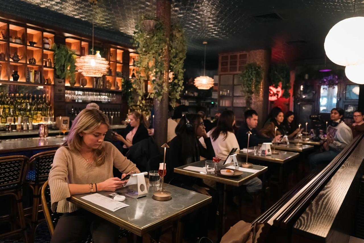 В Нью-Йорке перед Днём святого Валентина открылось кафе для свиданий с ИИ-партнерами.