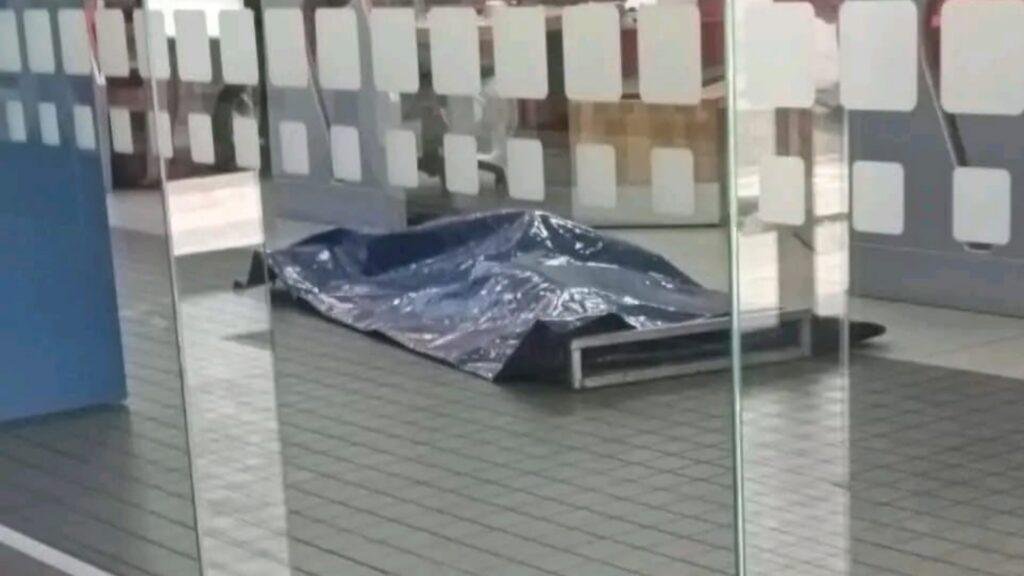 Семья из Африки привезла труп в банк из-за спора о выплате на похороны