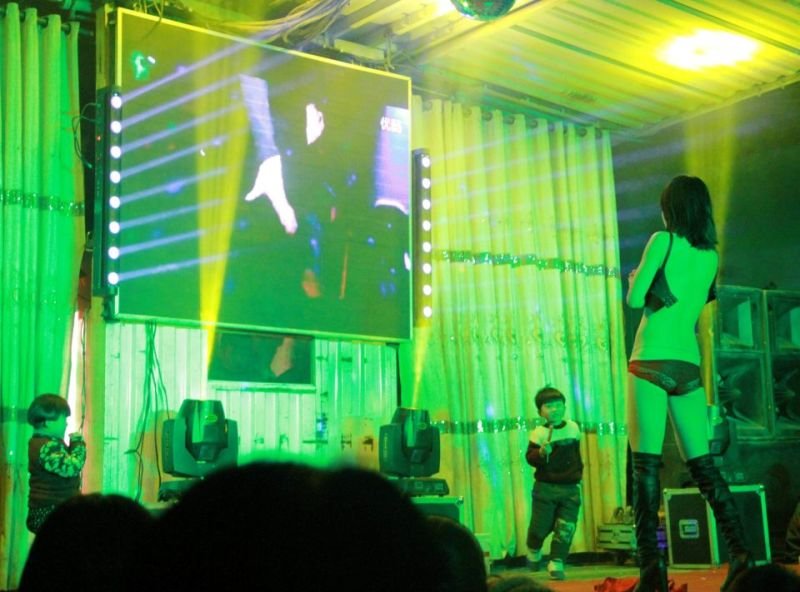 В Китае набирают популярность стрип-шоу на похоронах