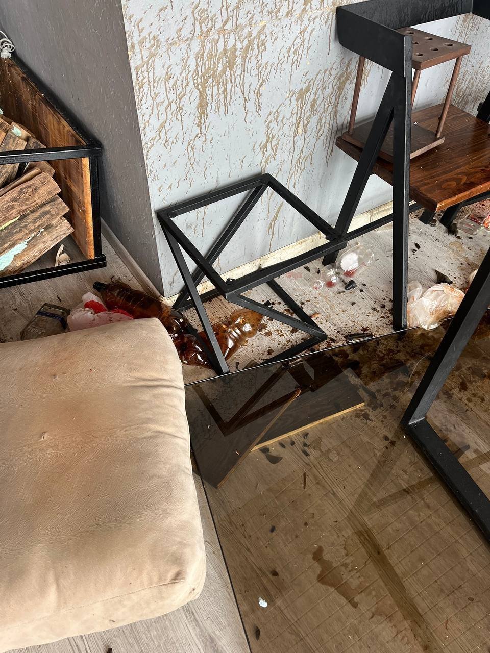 Разгромили дом и уехали: молодые люди уничтожила коттедж в Тольятти