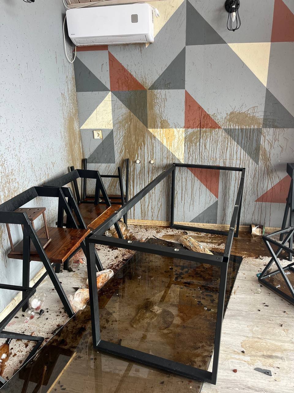 Разгромили дом и уехали: молодые люди уничтожила коттедж в Тольятти