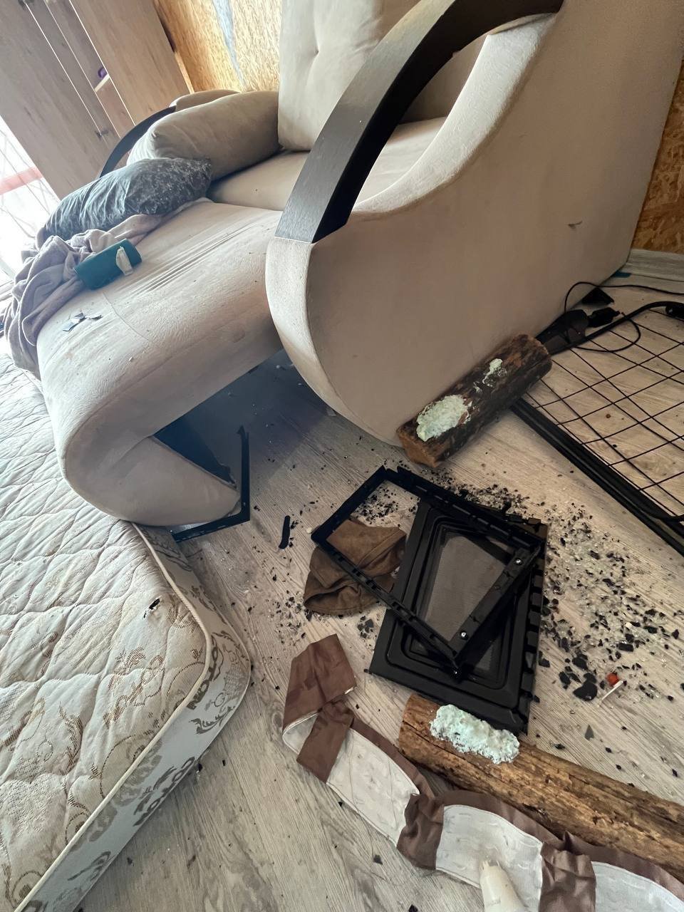 Разгромили дом и уехали: молодые люди уничтожила коттедж в Тольятти