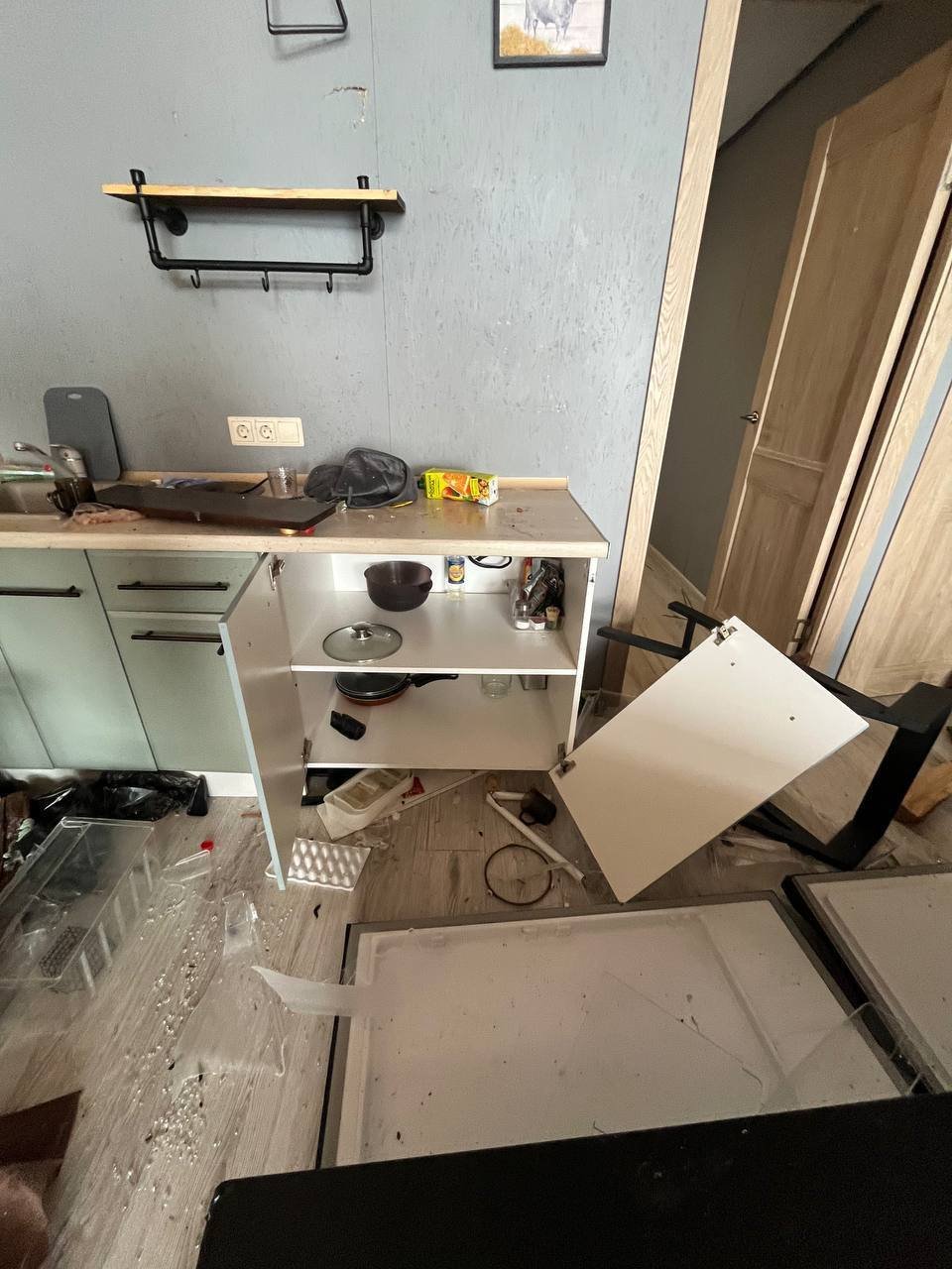 Разгромили дом и уехали: молодые люди уничтожила коттедж в Тольятти