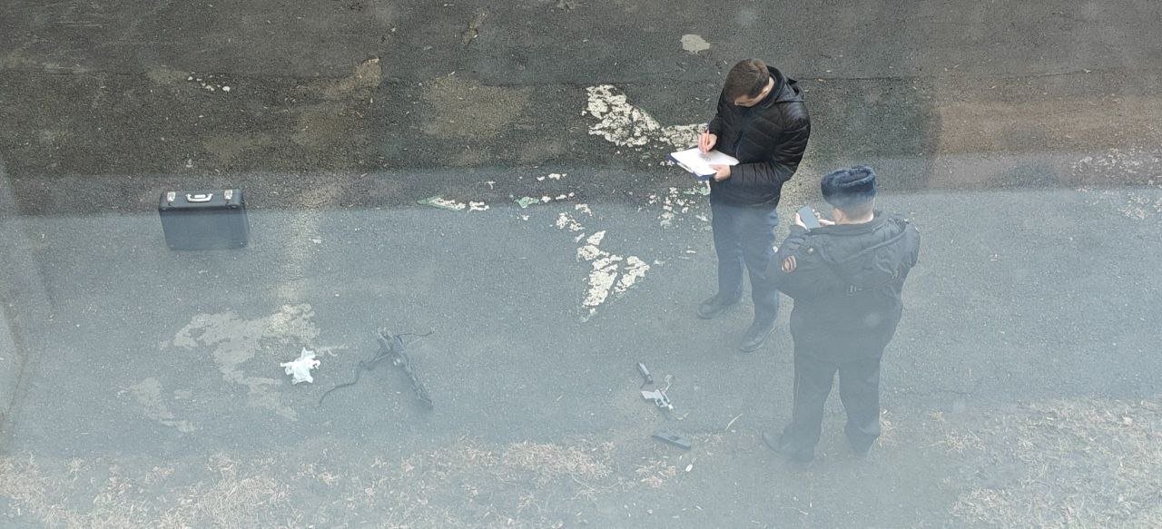 Подросток выстрелил из арбалета в педагога в Челябинске.