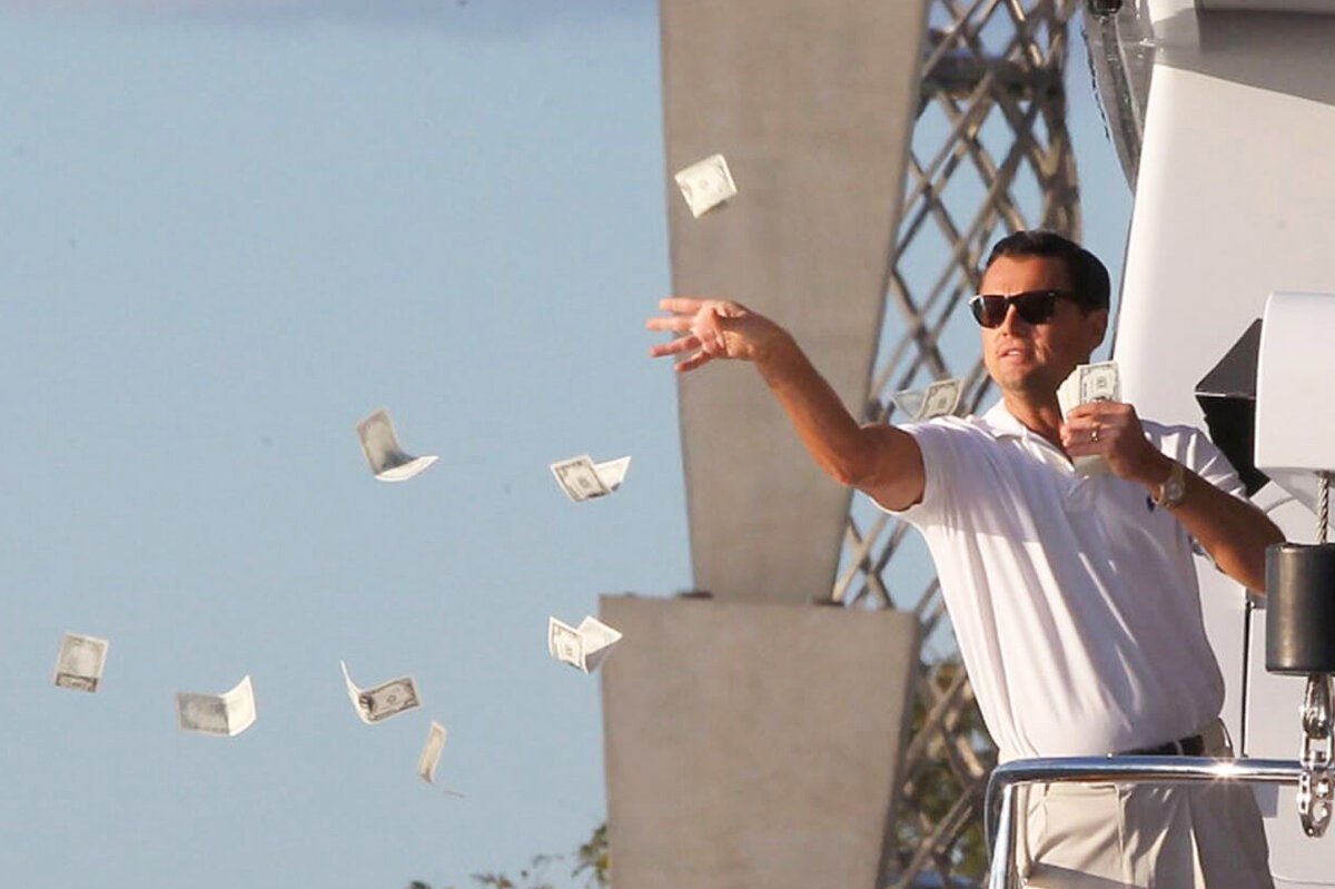 Подросток выбросил в окно 40 тысяч долларов под влиянием мошенников.