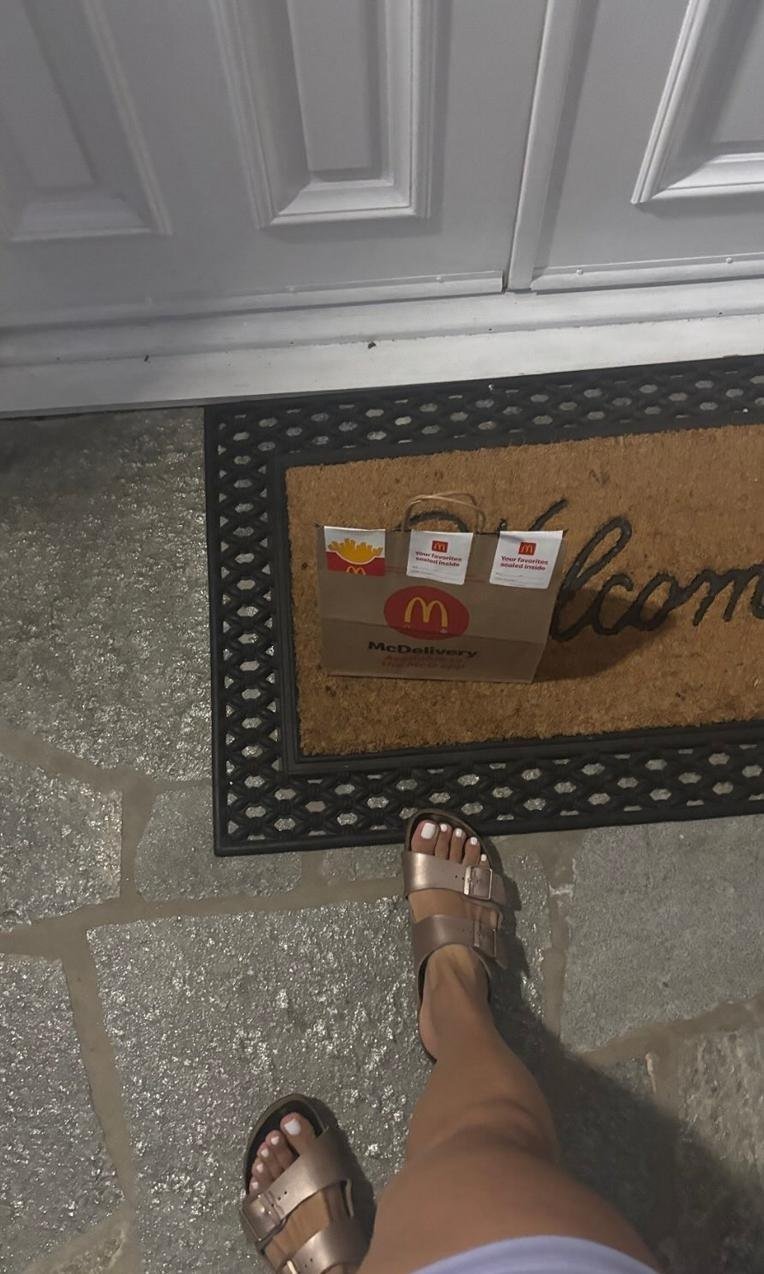 Доставщица еда стала получать большие чаевые, когда начала фотографировать свои ноги