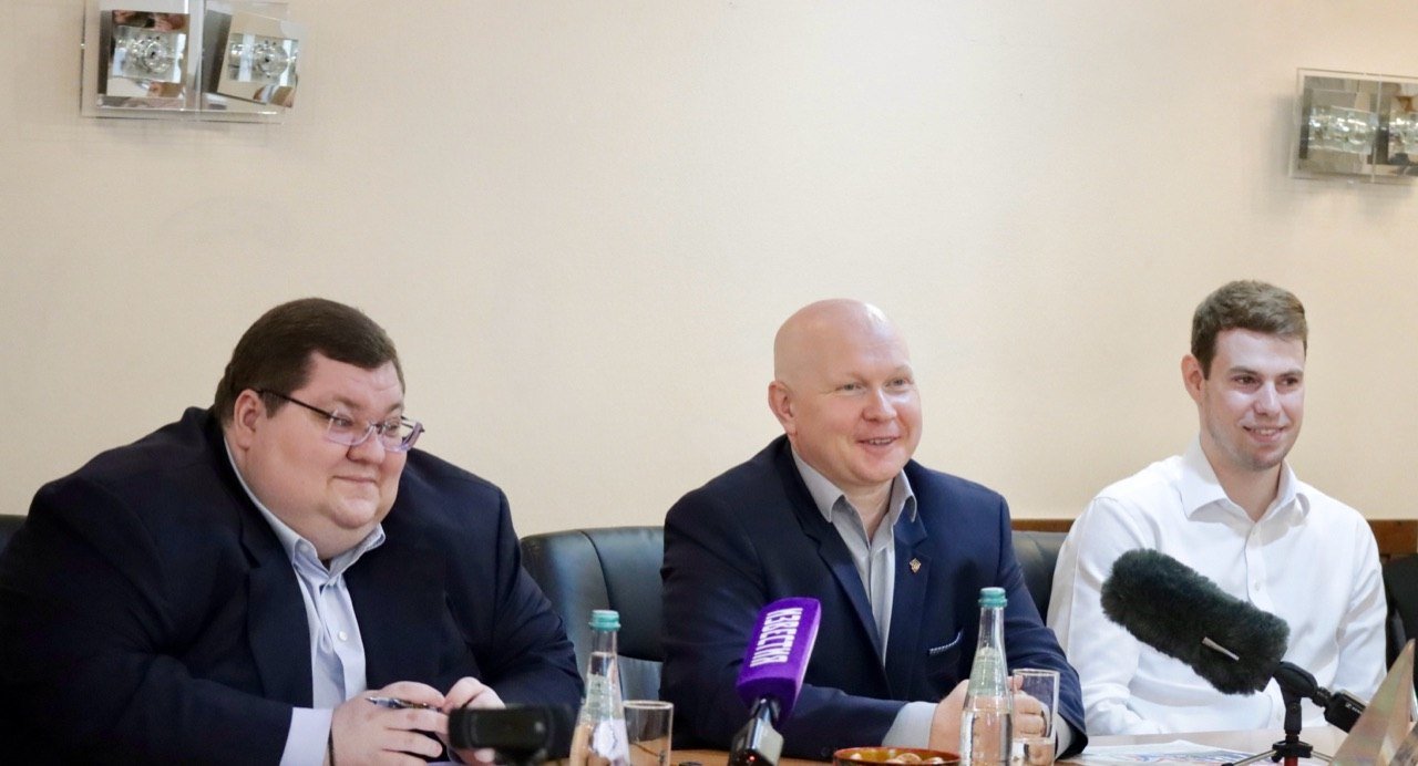 Глава Россотрдуничества Чайка провёл чаепитие с переселенцами из Европы перед Днём России