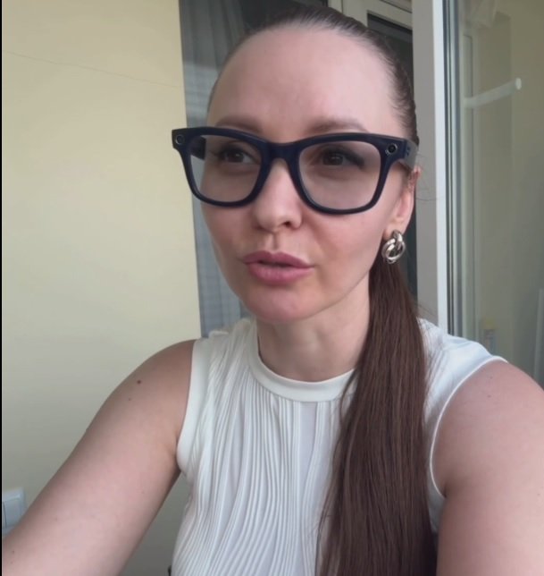 Сама придумала, сама испугалась, сама обиделась.