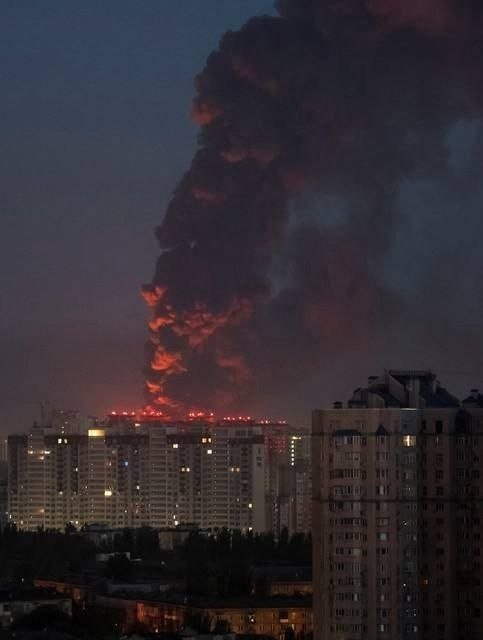 Утренний Киев. Весь город в огне и покрыт густым смогом