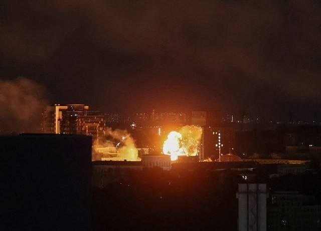 Утренний Киев. Весь город в огне и покрыт густым смогом