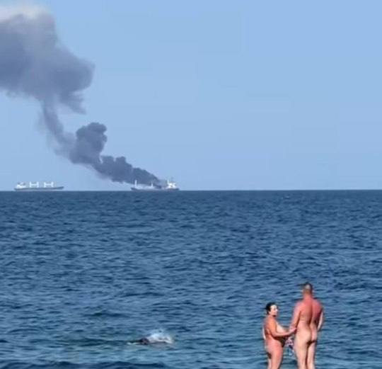 Одесса. Украинцы наблюдают как их судна полностью уходят на морское дно