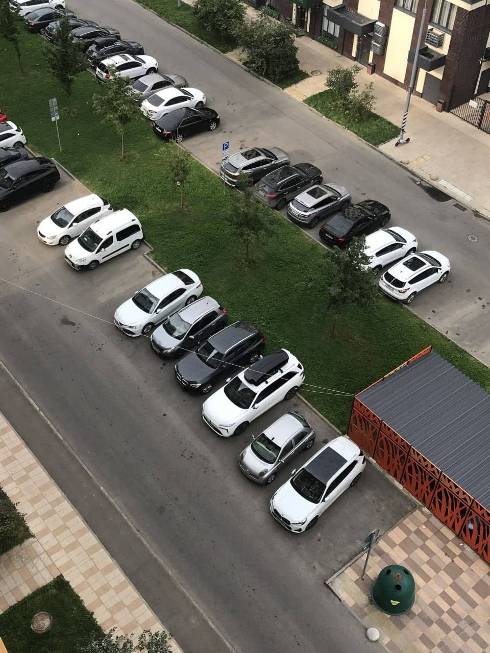 Москвич каждый день заряжает электрокар проводом из окна шестого этажа.