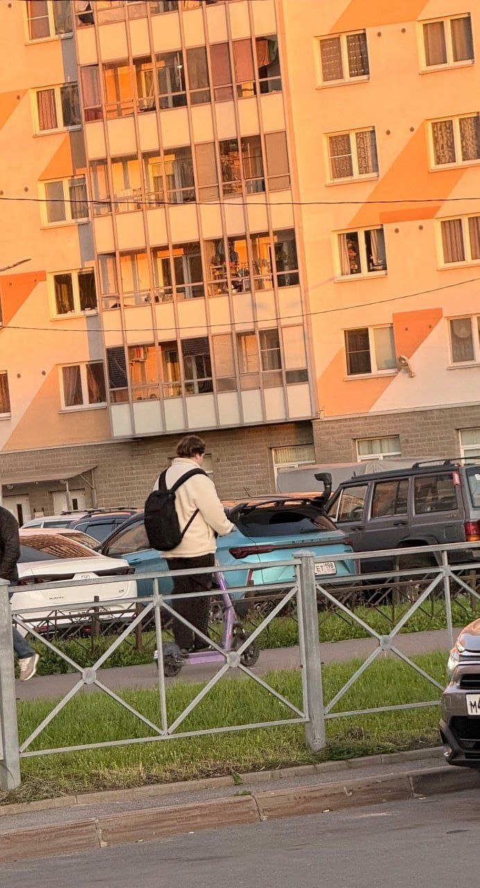 Поехавшего самокатчика, бьющего по ягодицам беременных женщин и мам с колясками, ищут в Питере