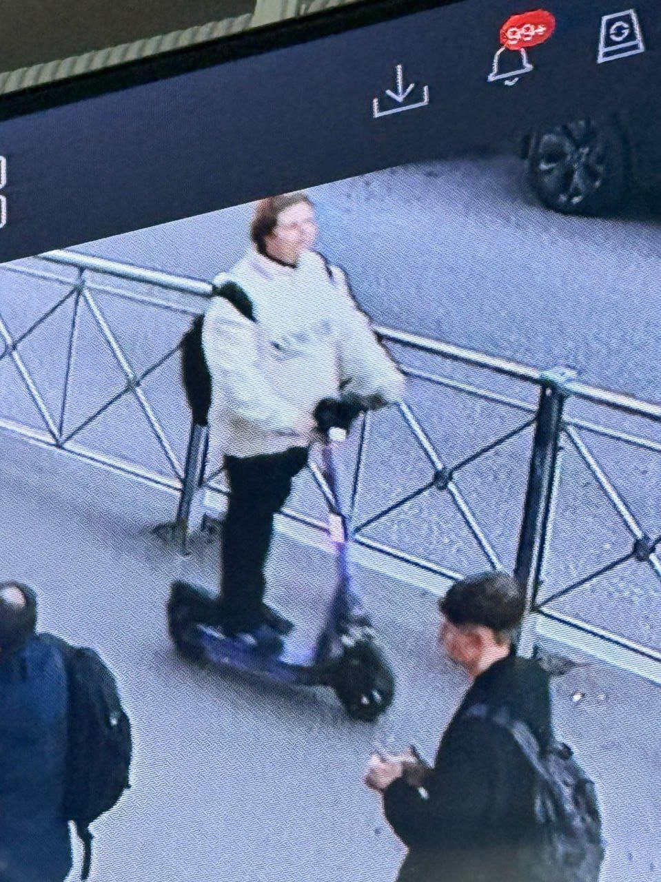 Поехавшего самокатчика, бьющего по ягодицам беременных женщин и мам с колясками, ищут в Питере