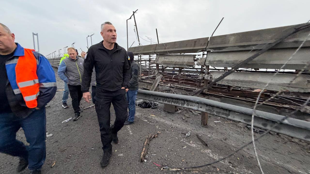 В Киеве ночью попали в южный мост.