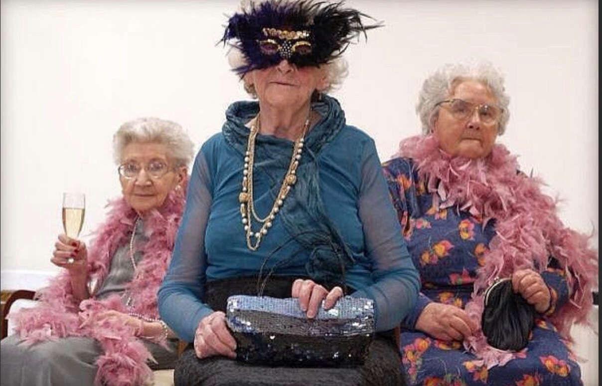 Старики старухами видео. Три смешные старушки. Старость бабушка. Три подруги в старости.